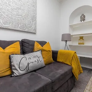 Lark Rise Apartment- 3br Apartment Ifield